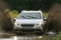 Egyterű vagy kombi helyett a Peugeot egy divatosabb autófajtával egészíti ki a 208-at és a 301 limuzint. A 2008-ast a márka őshazájában vezettük