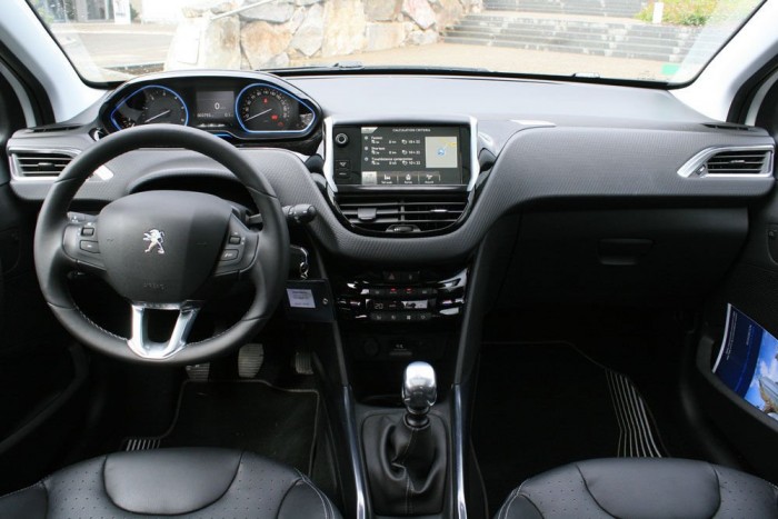 Peugeot 2008: kombi helyett terepjáró? 4 Jó benyomást tett ránk az utastér: az anyagok szépek, a műszerfal igényes. Az ötfokozatú váltók kapcsolhatósága pocsék