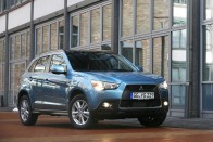 4. Mitsubishi ASX. Manapság a kis szabadidő-autók között bővül legjobban a piac Európában. Az előző Outlanderre épülő ASX illik korunkba, 5,8-10,5 milliós listaára miatt sajnos csak a nagy vízen túl