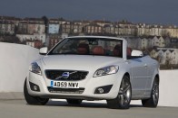 5. Volvo C70. Biztonságos és agressziómentes autó. A Volvo designerei és márkaarculat-építői tudnak valamit, amitől a svéd prémiummárka a nőknél gyakorlatilag egy polcon van a német konkurensekkel