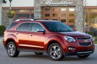 10. Chevrolet Equinox. A nőknek is fontos a biztonságérzet meg az összkerékhajtás, de környezetvédelmi és praktikus okokból is elutasítják a benzinzabáló monstrumokat. Az Equinox nem alvázas, így könnyebb és takarékosabb náluk