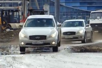 F1: Vettelék építési területen csapatnak - videó