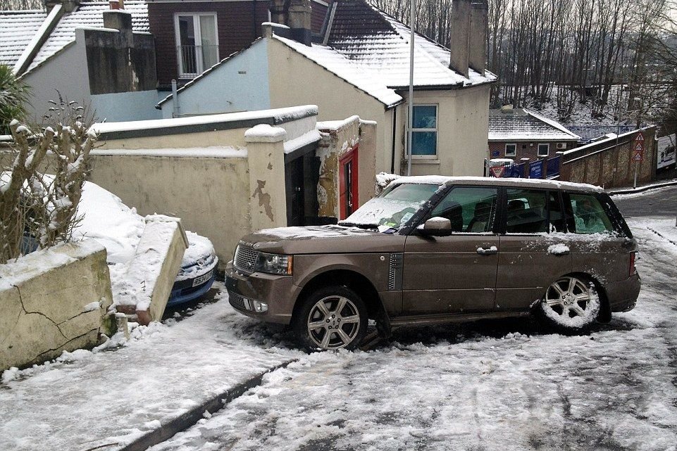 Lopott luxusautóval ölt a 15 éves 4