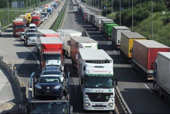 Júliustól kell fizetni az e-útdíjat