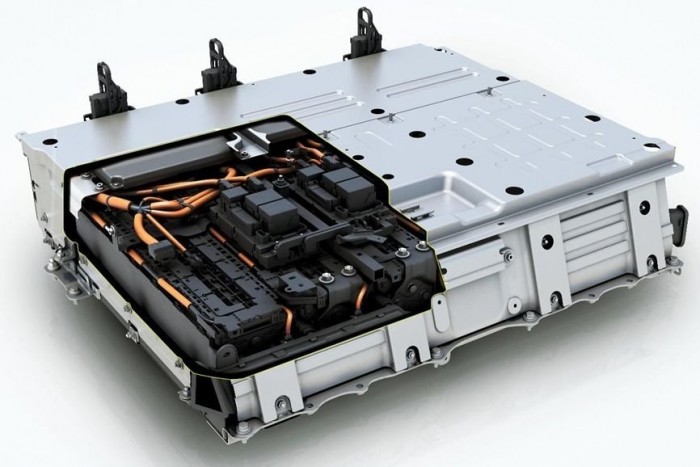 Felpörgeti az akkuk gyártását a Toyota 3 | Vezess A Toyota Prius PHEV konnektoros hibrid Li-Ion akkumulátor-csomagja. Hagyományos hibridjeiben NiMH technológiát alkalmaz a Toyota.