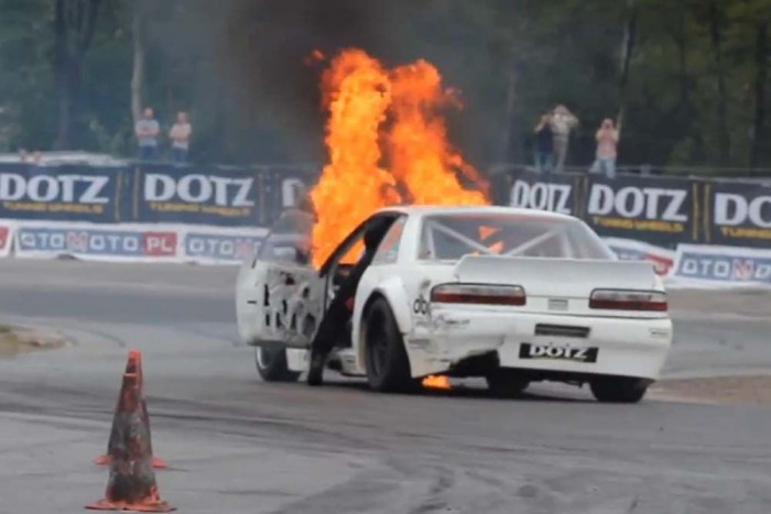 Motorgyilkos drift, lángokkal, robbanással