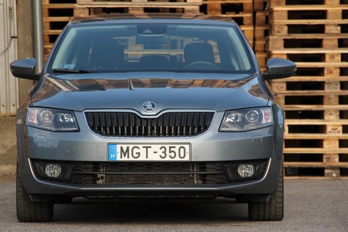 Élesebb, szögletesebb, audisabb a front a kor szellemének megfelelően, de jól azonosíthatóan Skoda és Octavia