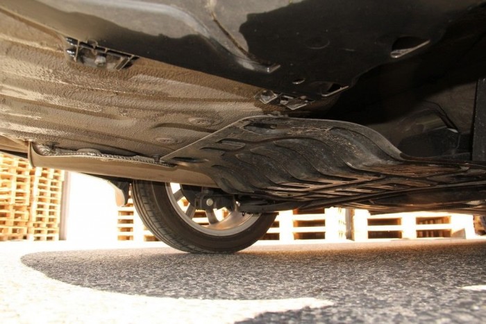 Ezen a képen a független hátsó futómű nem látszik a feláras alvázvédelemtől