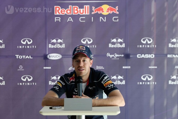 Vettel: Hülyét csinál belőlünk a sajtó
