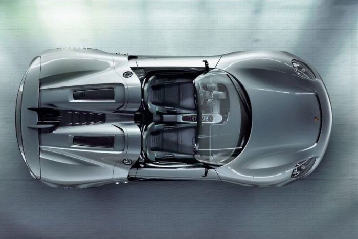 Top 10: a legdrágább magyarországi autók 10 1. Porsche 918 Spyder - 239 591 800 Ft. A 911 Turbo S potom 63 486 236 forinttal nagyon messze van a napjaink legdrágább Porschéje címtől. A lottóötös jelentős részét a hibrid szupersportautó emésztené fel, amely 2,8 mp alatt gyorsul százra, 340-et megy, és csak 3,3 liter a szabványos átlagfogyasztása. Azért ennyi, mert vagy 30 kilométert vagy 150-es tempót képes elérni tisztán villanymotorjaival és konnektorról tölthető akkumulátoraival