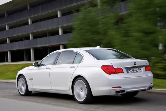 Top 10: a legdrágább magyarországi autók 4 7. BMW 760 Li - 44 029 000 Ft. 38 800 000 forinttal az M6 Cabrio nem elég drága hogy felkerüljön a márkánként egyetlen autót tartalmazó toplistához. A BMW legeslegdrágább autója a 12 hengeres zászlóshajó, míg az Audinál a W12-es A8 Lang felett ott az R8. A 760Li egyetlen baja, hogy 44 millióért csak a hátsó kerekeit hajtja, pont feleannyit, mint hóban kellene