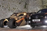 A Nissan az eredeti Batmobil társaságában, a nyeremény átadásán