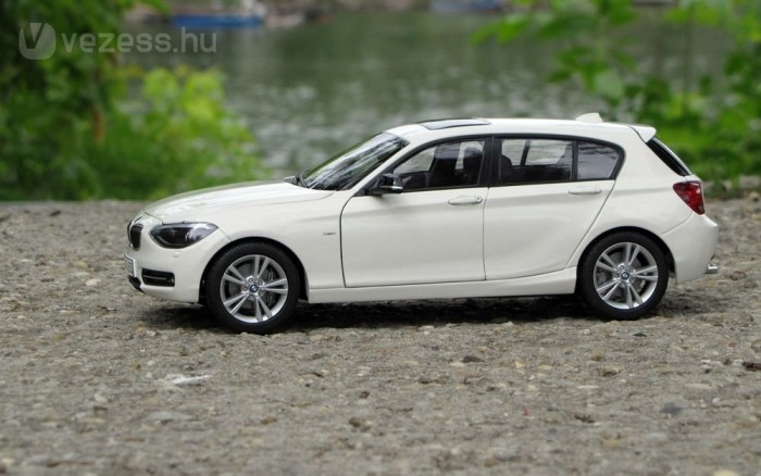 Egy BMW, ami rossz 2 Szokásos éles fény-árnyék vonal és hokiütő motívum az oldalán