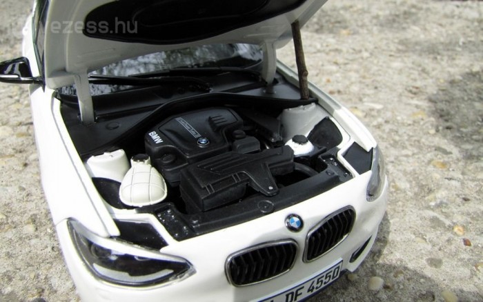 Egy BMW, ami rossz 5 A motorháztető szerencsére nem áll meg kitámasztás nélkül, de ne is nagyon nézegessük, ami itt van