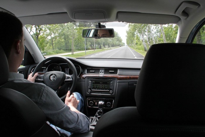 Új Superb: hozott is meg nem is 12 Nem tudtuk kipróbálni, de az új modellben rendelhető a hátulról is állítható elektromos ülésmozgatás az anyósüléshez. Ez a sofőrös autóknál hasznos