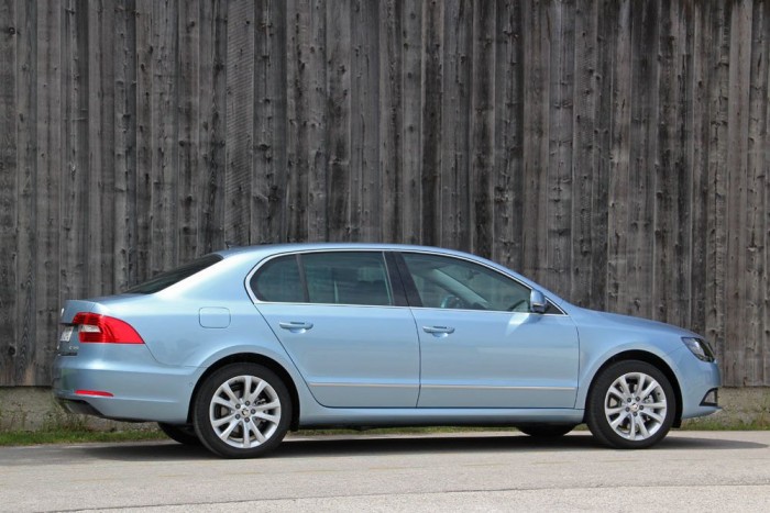 Frissebb, divatosabb a külső. Elölről egészen az A-oszlopig átszabtak Mladá Boleslavban a Superbet. 