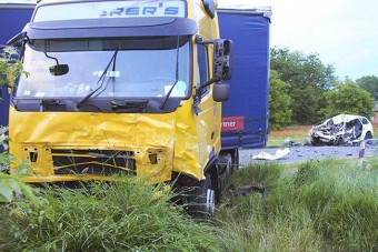 Gyilkolt, majd teljes gázzal kamionnak hajtott