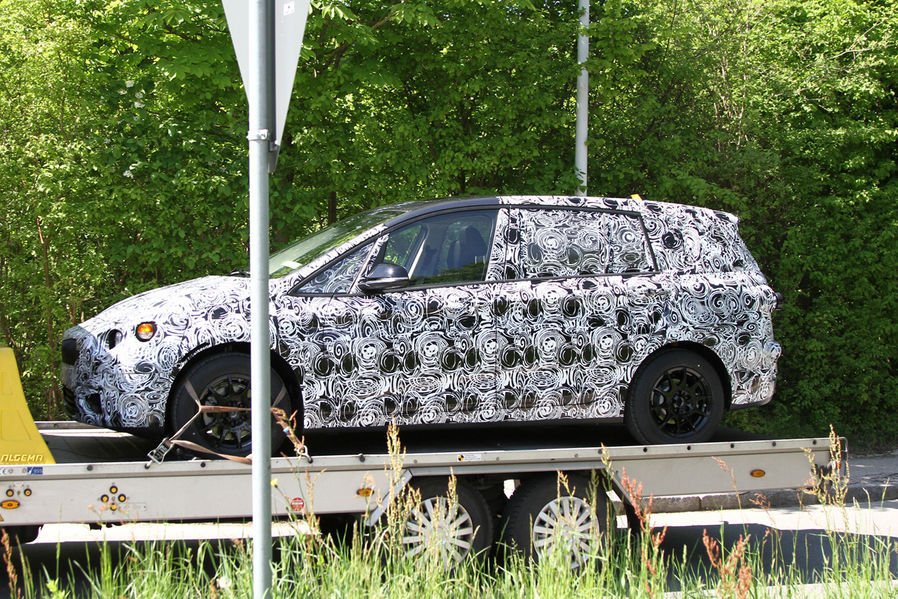 Hétszemélyes kisbusz a BMW-től 6