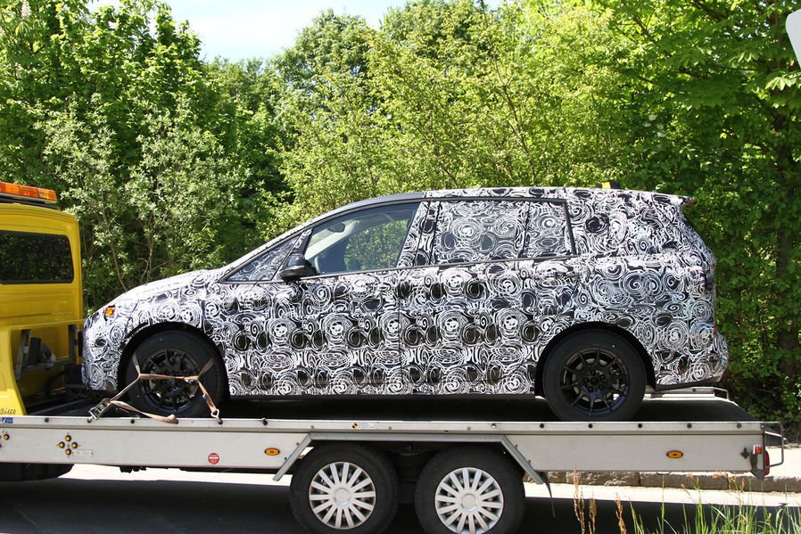 Hétszemélyes kisbusz a BMW-től 7