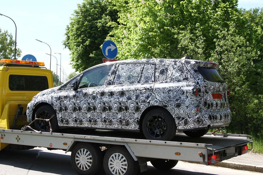 Hétszemélyes kisbusz a BMW-től 9