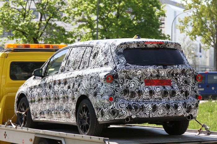 Hétszemélyes kisbusz a BMW-től 6