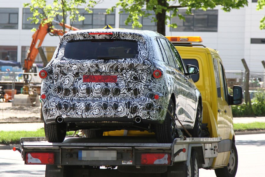 Hétszemélyes kisbusz a BMW-től 13