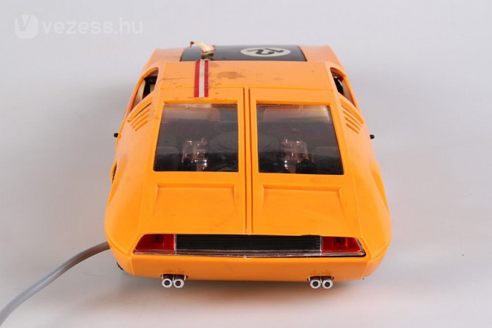 Fiús játékok a szocializmusból 14 A De Tomaso Mangusta nem a pincéből került elő, hanem Szörényi kolléga gyermekkorának kultikus darabja. De persze volt ilyenem nekem is. Mint akkoriban minden fiúgyermeknek.