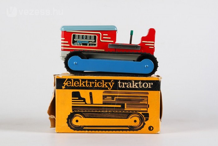 Fiús játékok a szocializmusból 1 Csehszlovák lánctalpas traktor, elektromos hajtással. Nem egy bonyolult darab, cserébe erős, és zajos.