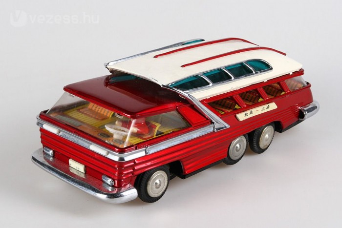 Üzemszerű a felfelé hézagos tetőszerkezet, nem a pusztító gyermekkezek tették ezt vele.