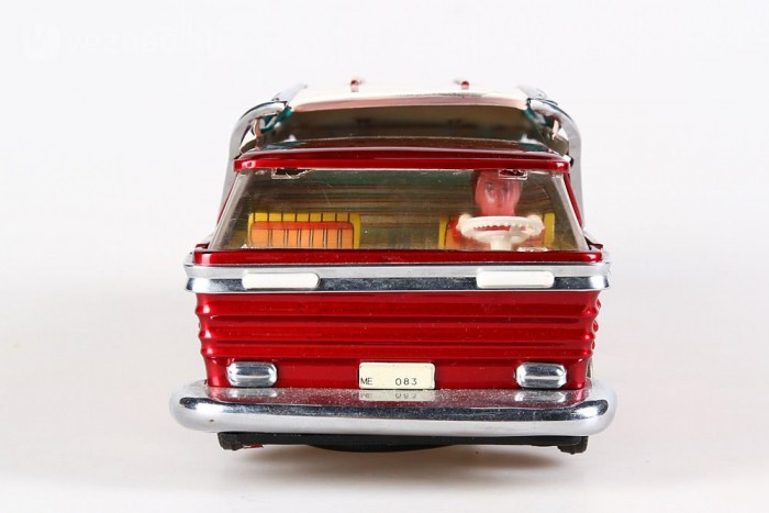 A sofőr a kínai játékautós-hagyományokhoz illően deréktól lefelé nincs