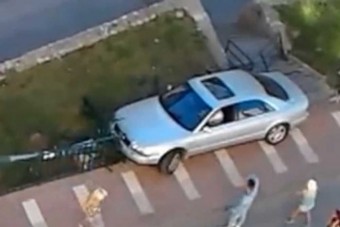 Szétverte luxus-Audiját az őrült sofőr