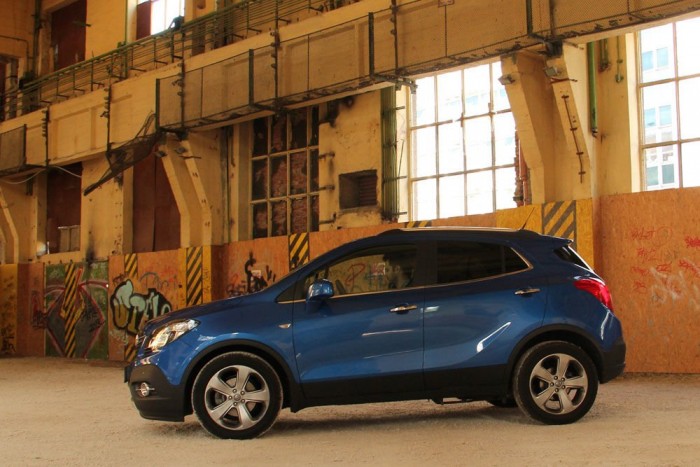 Opel Mokka – Feltör az Opel? 3 Ebben a kategóriában az eladott autók csupán nyolc százaléka 4x4-es. A terepjárás tényleg nem fontos, de a Mokka lökhárítója garázsfeljárókon is könnyen leér