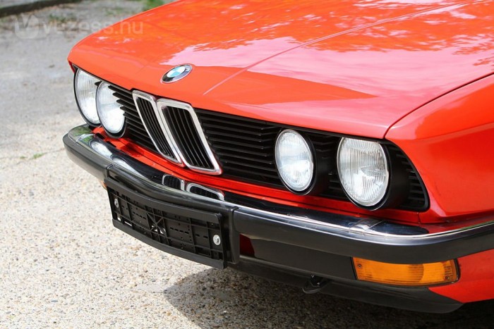 Harmincon túl is van élet: BMW 520i 2 A lámpatisztítás kemény meló. Nem kintről, hanem bentről, természetesen. Apró lyukon keresztül kell egy hajlított dróttal és ráillesztett rongygölödinnel újra csillogóvá varázsolni a megfakult tekintetet. Megéri a több órás meló? Meg!