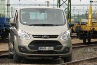 Ford-stílusjegyek: szúrós szemű lámpa, Aston-szerű alsó hűtőmaszkl