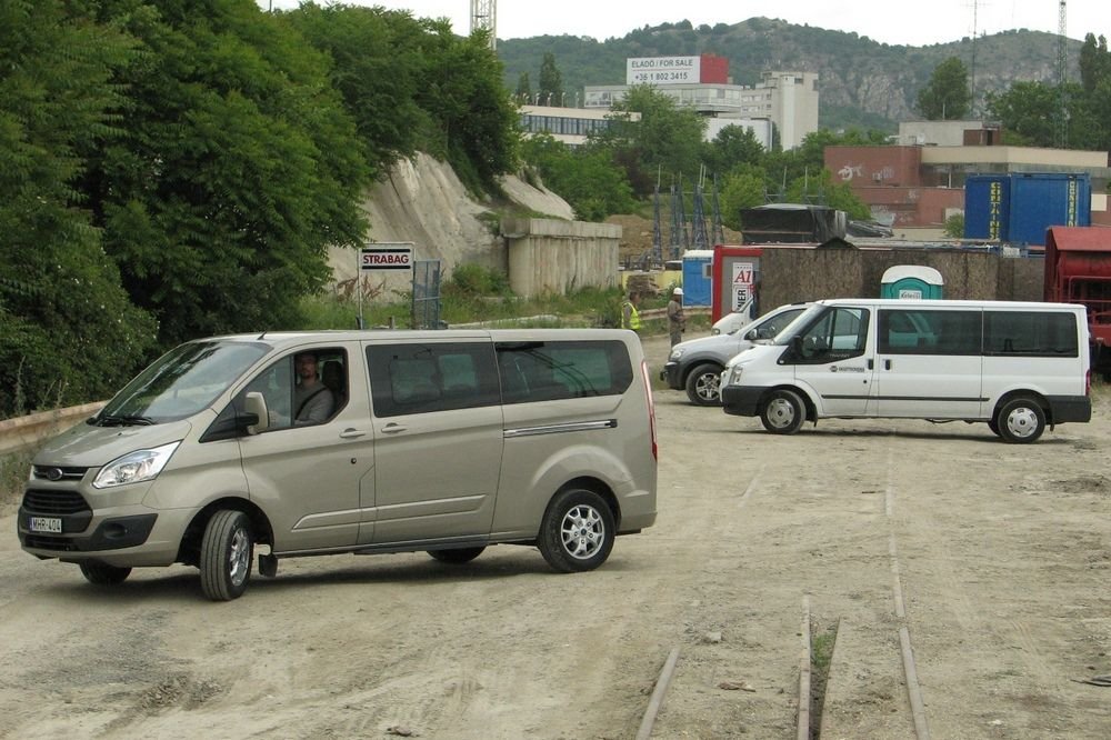 Az új Tourneo és a régi Transit