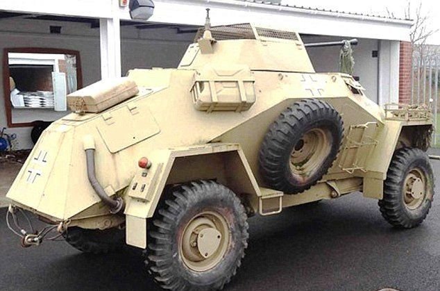 Harckocsit  tárolt a kertjében