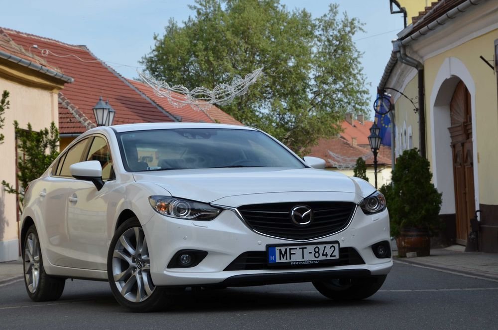 A Mazda6 a legjobb pillanatban került piacra, a legnagyobb ellenlábasok már ráncos vénségek, de még mindegyiknél várat magára a típusváltás. Apró hibáit autózás iránt érdeklődő sofőrként könnyen elnézhetjük.