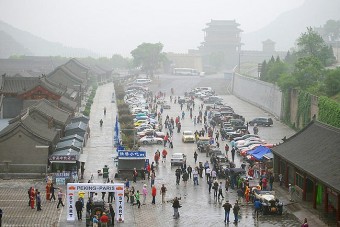 A kínai nagy faltól Párizsig veterán autókkal