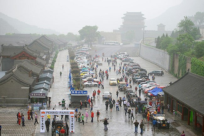 A kínai nagy faltól Párizsig veterán autókkal