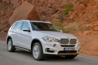 Karakterét megőrizve még agresszívabb, még fényűzőbb, még tisztább üzemű lesz a BMW X5 harmadik generációja. Biztonsági és kényelmi extrái is bővülnek.