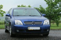 2002-től 2005-ig készült a modellfrissítés előtti C Vectra