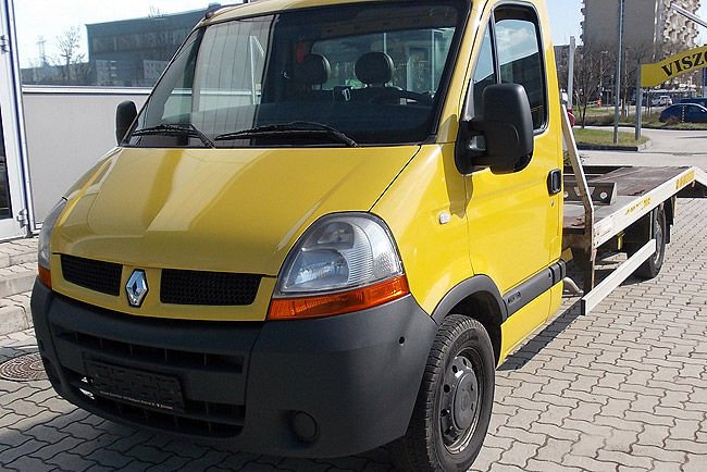 Autómentővel szállították a csempészcigarettát