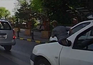 Rendőrautó sodorta el a nyugdíjast