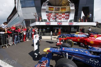 F1: Vettelék imádják Silverstone kanyarjait