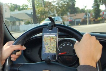 Kihangosítóval is veszélyes az autóban mobilozni