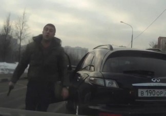 Fegyvert fogtak egy autósra Miskolcon