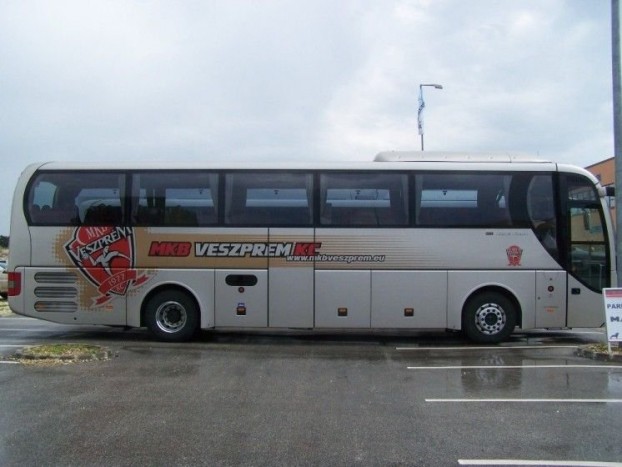 Az MKB Veszprém MAN Lion's Coach típusú autóbusza a fóti gyermekvárosból hozott vendégeket 