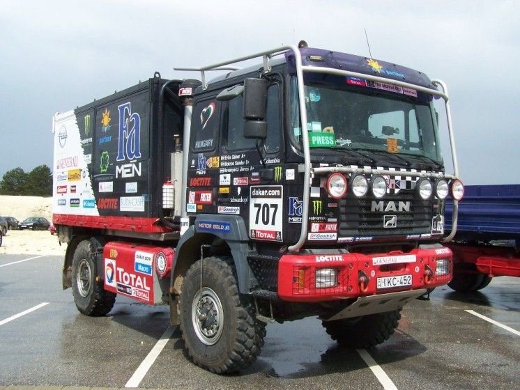 Az Opel Dakar Team teherautója