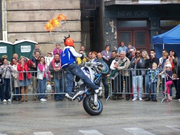 A vendégeket motoros kaszkadőr-bemutatóval is szórakoztatták 