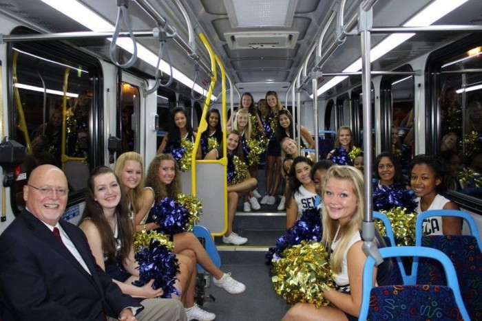 A busz befogadóképessége ugyan nem nagy, hiszen 37 ülőhely és 31 állóhely áll rendelkezésre, de azért egy pom-pom lánycsapat elfér benne